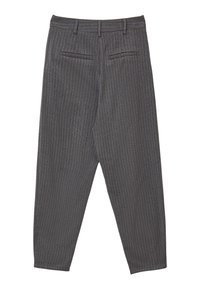 Pantaloni grigio a righe sottili con vestibilità rilassata, realizzati in un tessuto texturizzato; presentano passanti per cintura, chiusura con zip e due tasche posteriori.