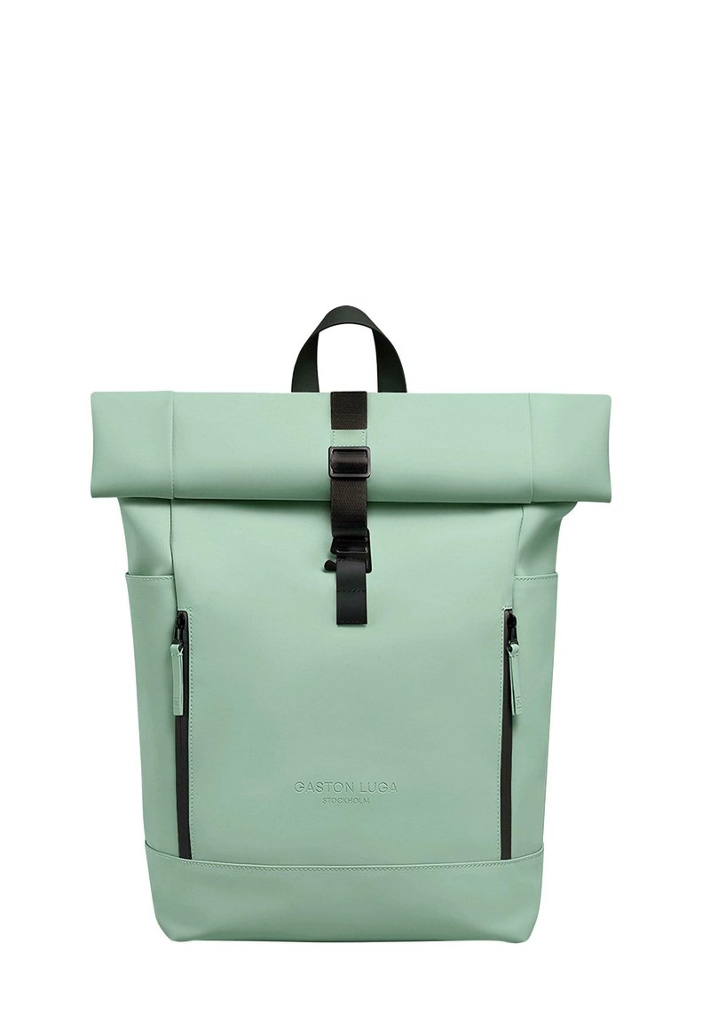 Zaino roll-top verde menta con hardware nero, dotato di tasca frontale con zip e tracolla regolabile. Materiale liscio e durevole.