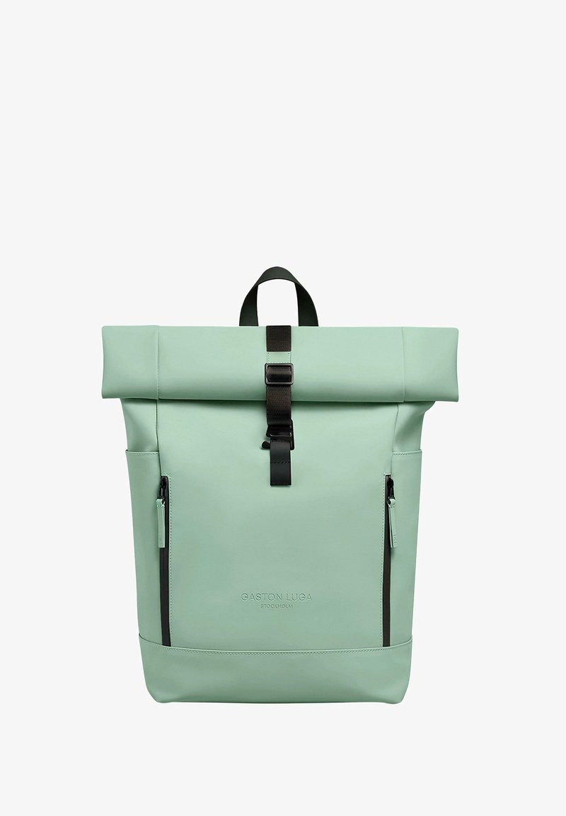 Mentazöld, feltekerhető hátizsák fekete fém kiegészítőkkel, előlapján cipzáras zsebbel és állítható pánttal. Simább, tartós anyagból készült.