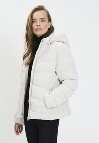 Giacca a vento bianca con cappuccio, caratterizzata da sezioni trapuntate, una zip frontale e polsini elasticizzati. Texture liscia e design casual.