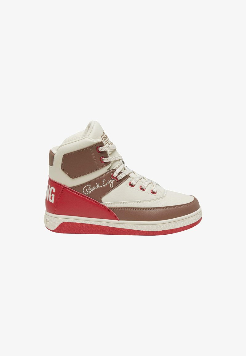 High-Top-Sneaker mit einer Farbgebung in Creme, Braun und Rot. Ausgestattet mit strukturiertem Leder, runden Schnürsenkeln und charakteristischen Akzenten an der Seite.