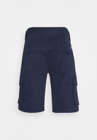 Shorts cargo bleu marine avec une ceinture plate, plusieurs poches latérales, un tissu résistant et une coupe décontractée, conçus pour l'utilité et le confort.