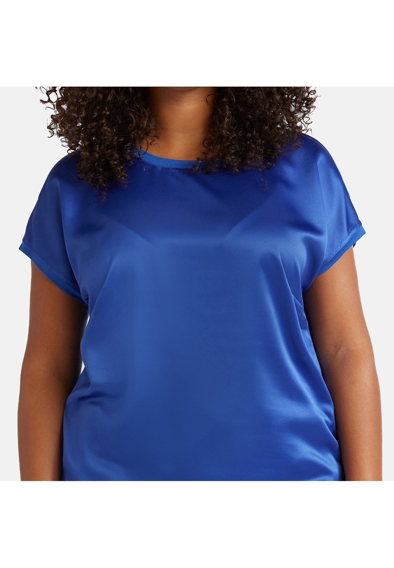 Satijnen blauwe top met korte mouwen, een ronde halslijn en een gladde textuur. Eenvoudig ontwerp zonder patronen of versieringen.