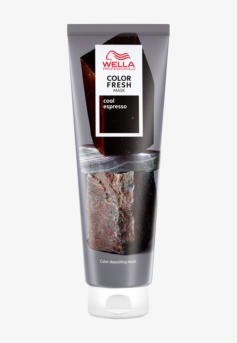 Wella Professionals Color Fresh Mask in een semi-transparante tube. Heeft een donkerbruine kleur, glanzende afwerking en solide, rotsachtige accenten.