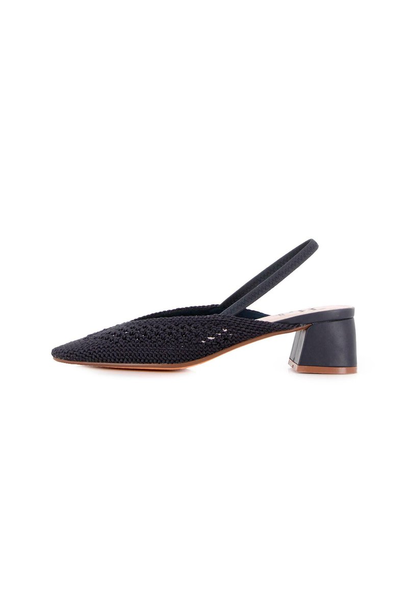 Zapato slingback negro tejido con punta afilada, tacón bajo en bloque y parte superior texturizada. Presenta un acento de piel suave en el tacón.