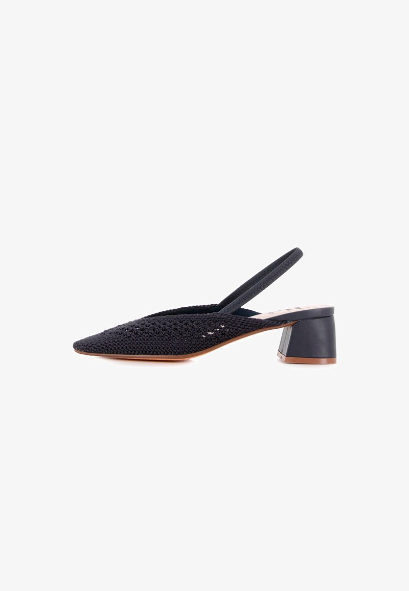 Zapato slingback negro tejido con punta afilada, tacón bajo en bloque y parte superior texturizada. Presenta un acento de piel suave en el tacón.