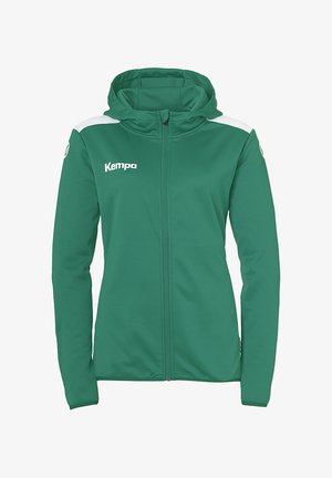 Grøn zip-up hættetrøje lavet af blødt stof, med en hætte, hvide skulderdetaljer og et logo på forsiden. Glat tekstur og tætsiddende design.