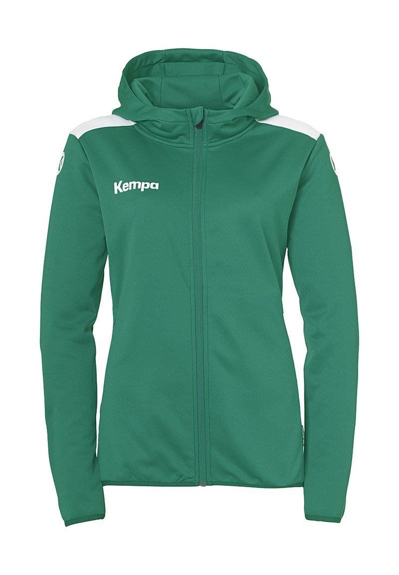 Grøn zip-up hættetrøje lavet af blødt stof, med en hætte, hvide skulderdetaljer og et logo på forsiden. Glat tekstur og tætsiddende design.