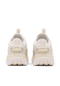 Vita atletiska skor med texturerad yta, framträdande klack och Sorel-märke på baksidan. Utrustade med en dragflik för enkel påtagning.