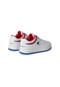 Sneaker bianchi in pelle con accenti rossi e blu. Presentano un logo di lato, una colletto imbottito e una suola blu testurizzata per una migliore aderenza.