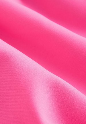 Jasně růžová látka s hladkou texturou, s jemnými sklady a jednotnou barvou po celé ploše. Bez vzorů nebo výrazných detailů.