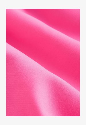 Tessuto rosa acceso con una texture liscia, caratterizzato da pieghe sottili e un colore uniforme in tutta la superficie. Nessun motivo o dettaglio evidente.
