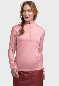 Helles rosa Langarm-Zip-Up-Top mit strukturiertem Design, hohem Kragen und Logodetail; kombiniert mit einem roten gepolsterten Rock.