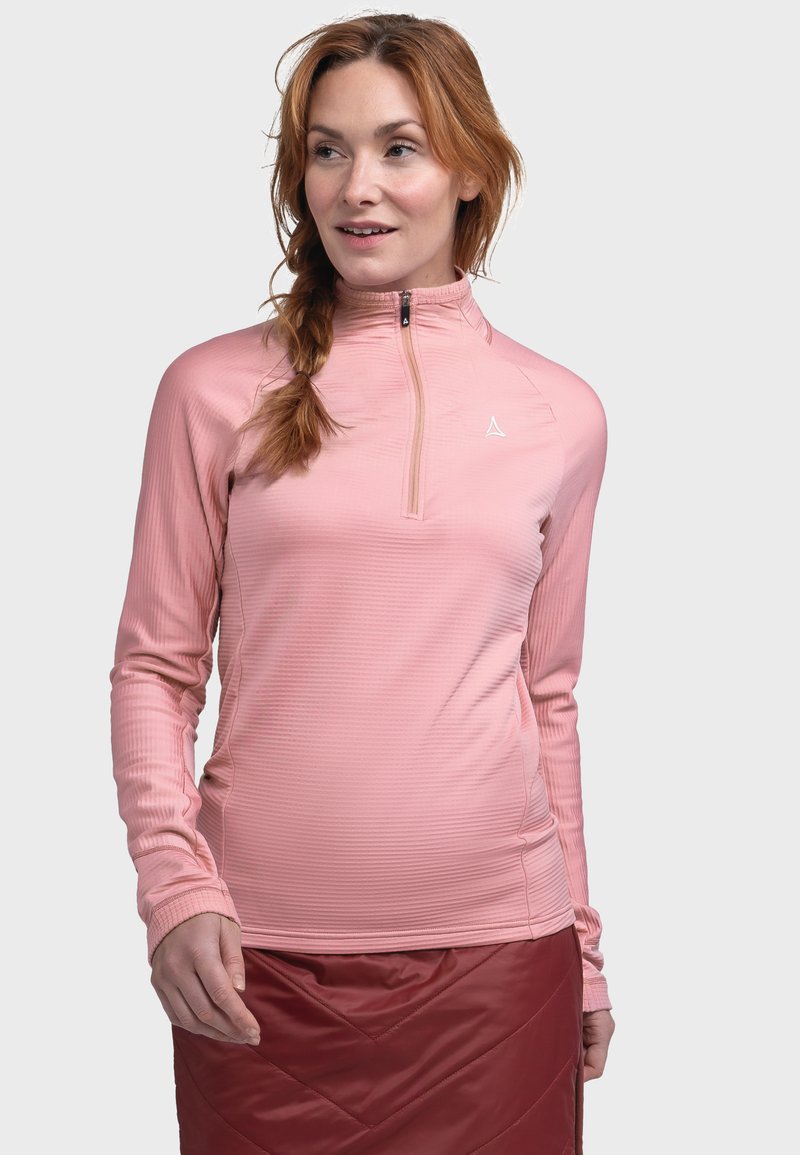 Helles rosa Langarm-Zip-Up-Top mit strukturiertem Design, hohem Kragen und Logodetail; kombiniert mit einem roten gepolsterten Rock.