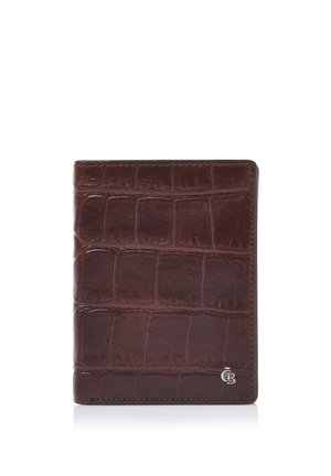 Dunkelbraunes Lederportemonnaie mit Krokodil-Textur, rechteckiger Form und kleinem silbernem Logo in der unteren rechten Ecke.