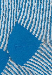 Calzini a strisce blu e bianche con un motivo di maglia testurizzata, caratterizzati da una punta blu uniforme. Materiale morbido con spessori variabili nelle strisce.