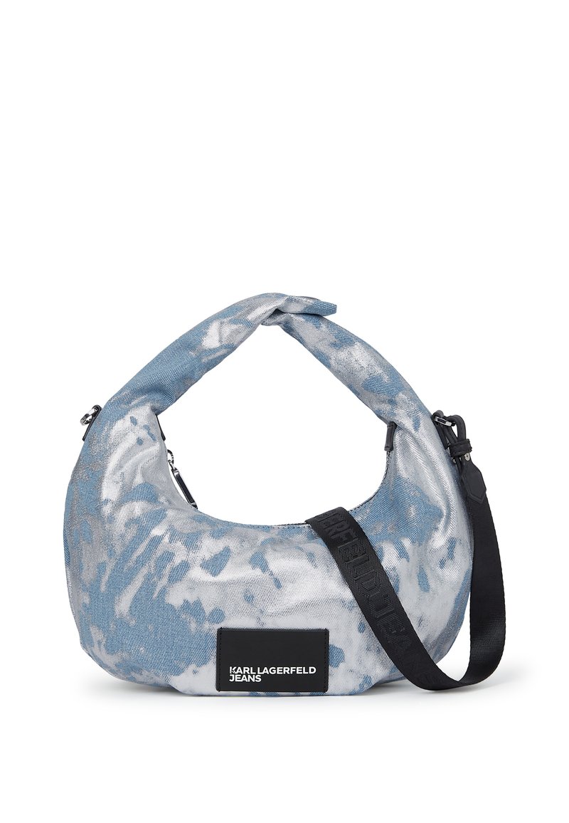 Torba hobo w niebieskim materiale tie-dye z skręconym uchwytem i czarnym paskiem. Zawiera naszywkę z logo oraz gładką strukturę i wyraźny kształt.