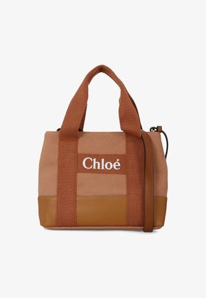 Borsa a tracolla in beige e marrone, realizzata in tela e pelle, con dettagli logo bianchi e doppi manici. Inclusa una tracolla regolabile.