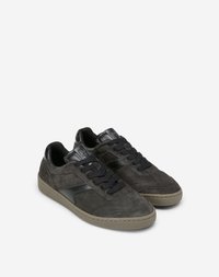 Baskets pour hommes en suède gris foncé avec des accents en cuir noir. Comprend un bout rond, un design à lacets et une semelle en caoutchouc texturée pour l'adhérence.