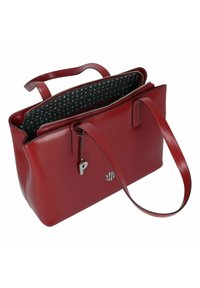 Rote Leder-Tote mit glatter Textur, doppelten Griffen, silbernem Logo und Schlüsselakzent, Reißverschlussverschluss, gemusterter schwarzer Innenauskleidung.