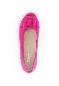 Rosa Wildleder-Flatschuh mit quadratischer Schnalle am Zeh, und einem glatten Innenfutter, das mit "Gabor comfort" und Größeninformationen beschriftet ist.