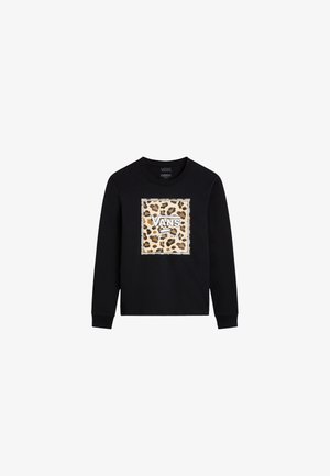 Camiseta negra de manga larga con un gráfico cuadrado de estampado de leopardo y logo blanco "VANS" en el centro. Material de algodón, textura suave.