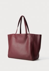 Saco tote de couro bordo com superfície texturizada, parte superior aberta e duas alças. Design simples e sem adornos, com um interior espaçoso.