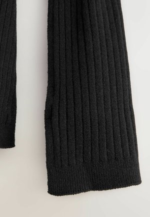 Schwarzer, gerippter Stoff für einen Pullover mit weicher Textur. Das Design zeigt vertikale Rillen. Die Bündchen sind gestrickt und an den Rändern leicht ausgefranst.