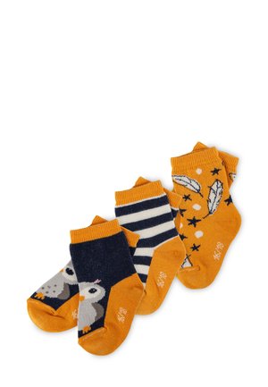 Drei Paar Kindersocken mit Designs in Orange, Marineblau und gestreift. Die Muster umfassen Eulen, Federn und Sterne. Aus Baumwollgemisch.