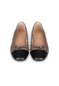 Ballerine con stampa leopardata, con punta e tacco neri, realizzate in materiale liscio. L'interno presenta una soletta imbottita per il massimo comfort.
