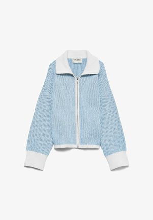 Suéter azul claro con textura y cremallera, con cuello ancho blanco, puños blancos y dobladillo acanalado, colocado plano sobre un fondo blanco.