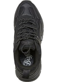 Černá sportovní bota s síťovanými a syntetickými materiály; má strukturované panely, reflexní tkaničky, polstrovaný límec a logo na stélce.