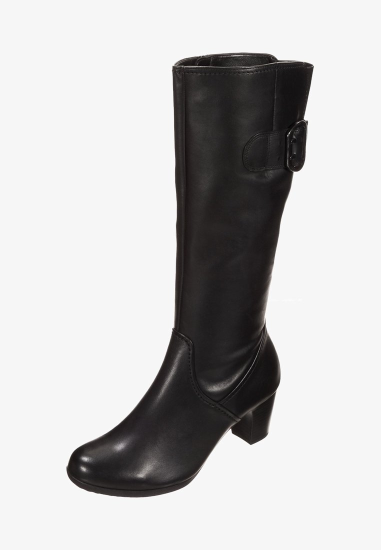 Botte noire en cuir montant jusqu'au genou avec un bout arrondi, un petit talon bloc, un détail de bride à la cheville et une texture lisse.