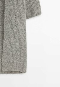 Manche en tissu tricoté gris texturé avec une surface douce et duveteuse, sur fond blanc.