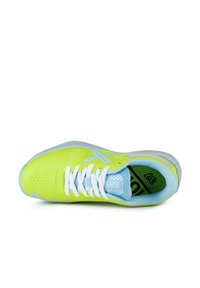Zapatilla deportiva verde y azul con parte superior perforada, cordones blancos y suela texturizada; cuenta con un collar y una plantilla acolchados.