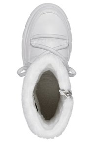 Białe sneakersy z gładką skórzaną cholewką, okrągłym noskiem, grubą białą podeszwą oraz puszystym białym wykończeniem wokół kostki. W zestawie sznurówki.