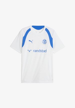 Biała sportowa koszulka z niebieskimi akcentami na ramionach, logo Puma na prawej piersi, herb klubu piłkarskiego Marsylia na lewej piersi oraz tekst sponsora Randstad na środku.