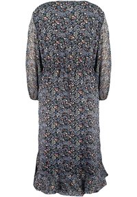 Robe florale avec un fond bleu foncé, présentant une coupe ample, des manches longues et un ourlet à volants. Le tissu affiche des motifs floraux complexes aux couleurs pastel.