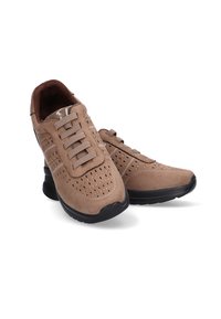 Zapatillas de ante marrón con parte superior perforada y cordones planos. La suela negra acolchada mejora la comodidad. Diseño simple con acentos sutiles.