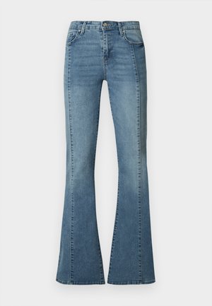 Hellblaue Jeans mit ausgestelltem Bein, glatter Textur, Fünf-Taschen-Design, vorderer Knopfverschluss und Nahtdetails entlang der Nähte.