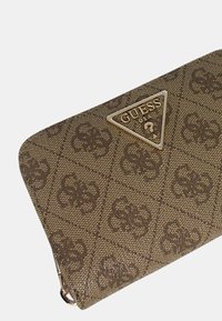 Portafoglio zip-around marrone con motivo, realizzato in materiale sintetico testurizzato, con un accento logo dorato a forma triangolare.