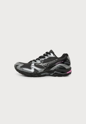 Μαύρο και ασημί παπούτσι τρεξίματος Mizuno Wave Rider 19 με άνω μέρος από δίχτυ, κλείσιμο με κορδόνια και ροζ λεπτομέρεια στη σόλα, εμφανιζόμενο σε πλευρικό προφίλ.