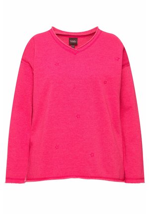 Sudadera rosa con escote en v, mangas largas y patrones de estrellas grabados en la tela. Textura suave con un corte holgado y detalle de dobladillo sin terminar.