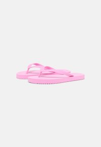 Chinelas de borracha rosa com uma sola texturizada, base plana e tiras finas. O design apresenta um acabamento suave e um leve padrão na sola externa.