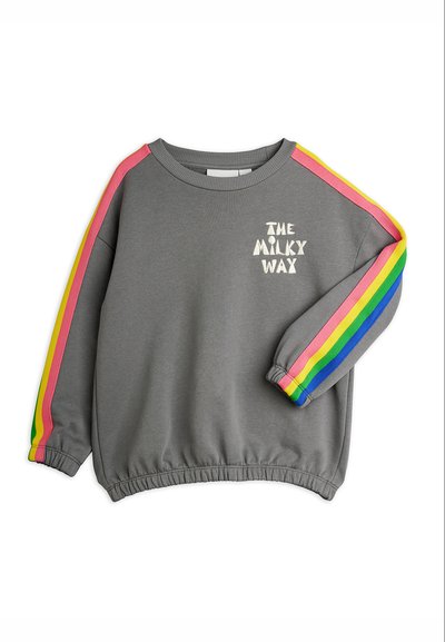Γκρι φούτερ με το κείμενο «The Milky Way» στο στήθος, με ρίγες σε χρώματα του ουράνιου τόξου κατά μήκος των μανικιών και ελαστικές μανσέτες και τελείωμα.