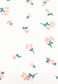 Tissu blanc côtelé avec un motif dispersé de petites fleurs roses et de tiges vertes uniformément réparties sur toute la surface.