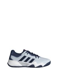 Adidas sportbačiai su šviesiai mėlynu tinklo viršumi, tamsiai mėlynomis detalėmis, trimis tamsiomis juostomis ir corruguota padu, užtikrinančiu sukibimą.