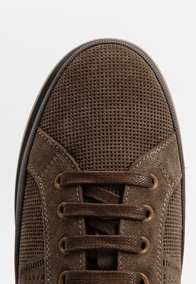 Braune Wildleder- und Mesh-Sneaker-Spitze mit braunen Schnürsenkeln, die durch sechs Ösen auf jeder Seite gefädelt sind.