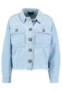 Světle modrá denimová bunda s krátkým střihem, klasickým límcem, zapínáním na knoflíky, dvěma náprsními kapsami a asymetrickým lemem.