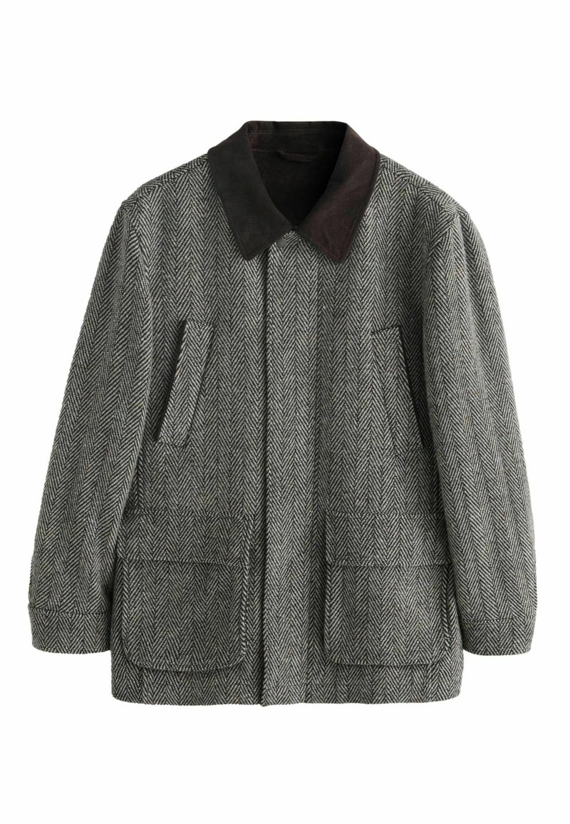 Pelēks zīda raksta mētelis ar tumši brūnu zamša apkakli, tam ir divas priekšējās kabatas un brīva silueta dizains.